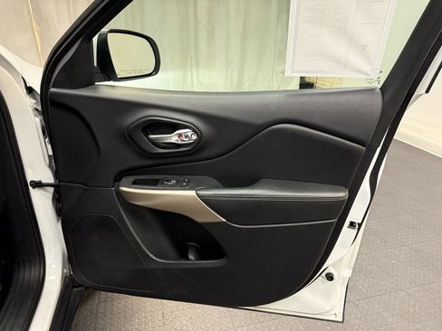 Used 2017 Jeep Cherokee Limited image 16