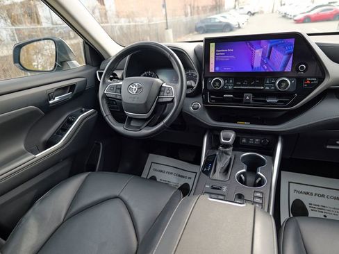 Used 2023 Toyota Highlander XLE AWD/4WD image 39