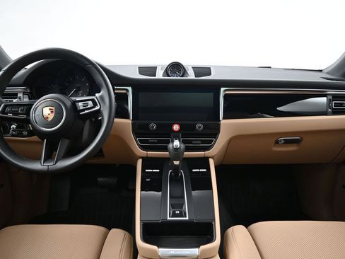Certified 2026 Porsche Macan AWD/4WD image 9