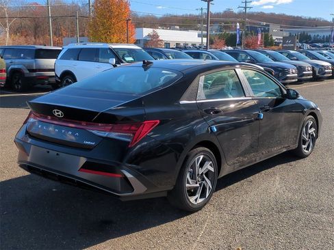 Used 2025 Hyundai Elantra Limited image 3