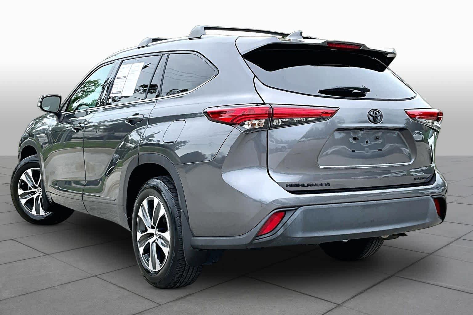 Used 2021 Toyota Highlander XLE AWD/4WD image 12