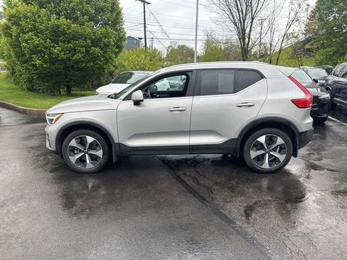 Used 2023 Volvo XC40 B5 Plus w/ Driver Assist Package AWD/4WD image 3