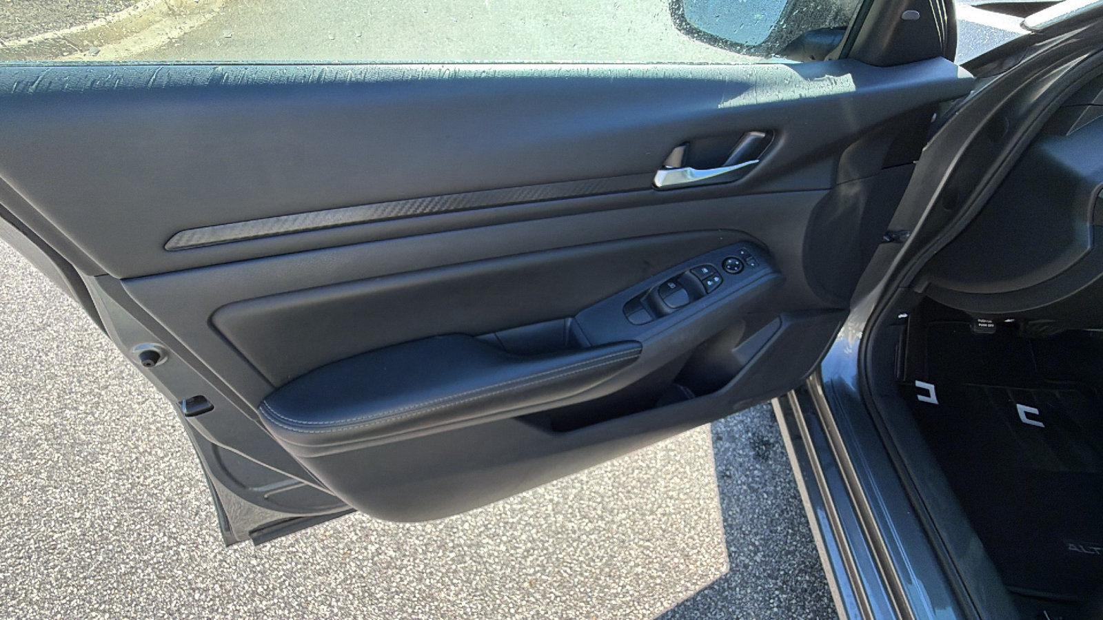 Used 2025 Nissan Altima 2.5 SV FWD image 15