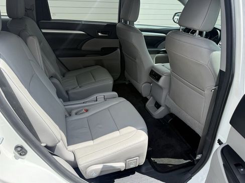 Used 2017 Toyota Highlander XLE w/ Carpet Mat Package AWD/4WD image 7