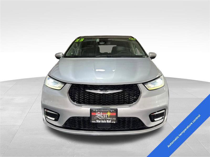 Used 2023 Chrysler Pacifica Touring-L FWD image 2