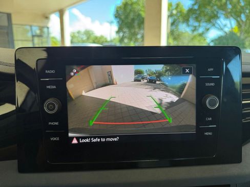 Used 2025 Volkswagen Jetta SE image 17