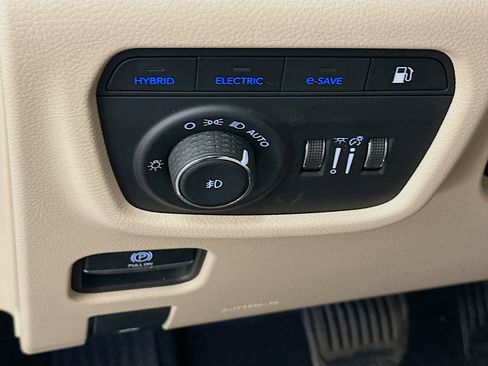 Used 2023 Jeep Grand Cherokee 4WD 4xe w/ Luxury Tech Group II image 17