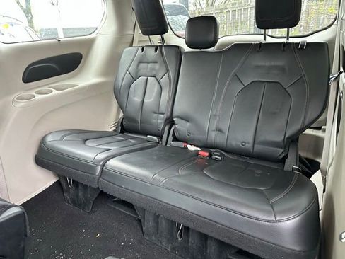 Used 2018 Chrysler Pacifica Touring-L w/ Tire & Wheel Group FWD image 9