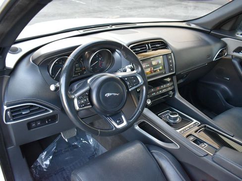Used 2018 Jaguar F-PACE S image 10
