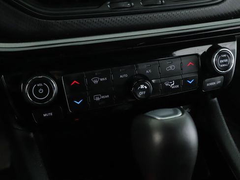 Used 2024 Jeep Compass Latitude w/ Sun and Sound Group image 18