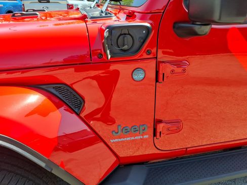 Used 2025 Jeep Wrangler Unlimited Sahara AWD/4WD image 5