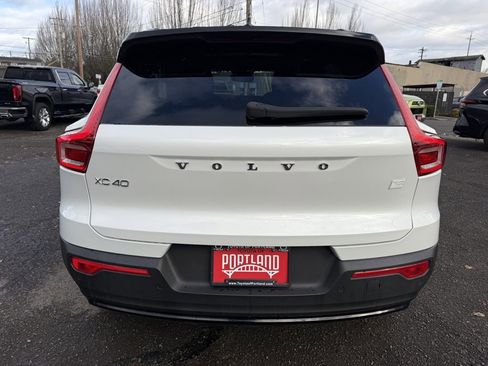 Used 2023 Volvo XC40 Recharge Plus image 6