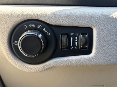 Used 2022 Chrysler Voyager LX FWD image 33