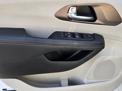 Used 2023 Chrysler Voyager LX image 34