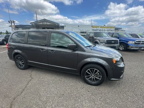Used 2018 Dodge Grand Caravan SE FWD image 2