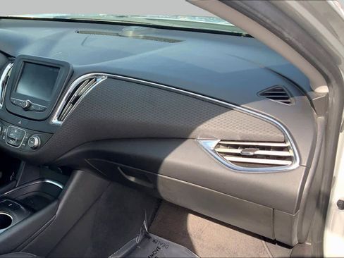 Used 2017 Chevrolet Malibu LT FWD image 18