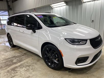 Used 2025 Chrysler Pacifica Limited