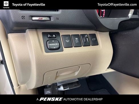 Used 2012 Toyota Highlander Limited w/ Tow Pkg image 32