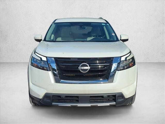 Used 2023 Nissan Pathfinder SL AWD/4WD image 2