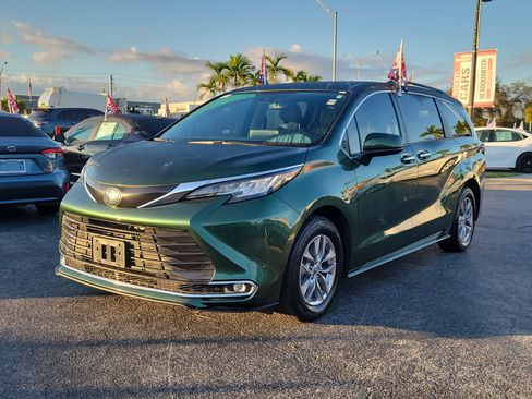 Used 2022 Toyota Sienna XLE image 6