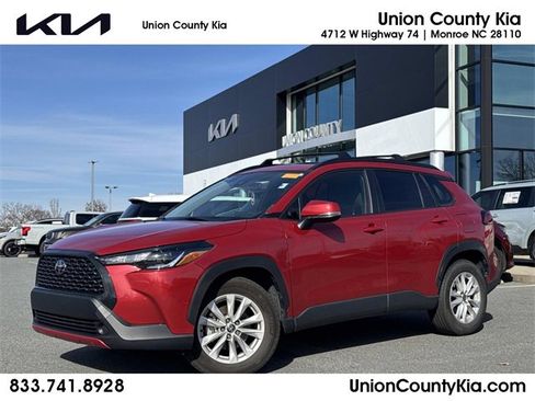 Used 2022 Toyota Corolla Cross LE image 1