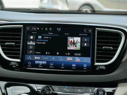 Used 2024 Chrysler Pacifica Touring-L FWD image 34