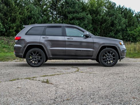 Used 2021 Jeep Grand Cherokee Laredo X AWD/4WD image 2