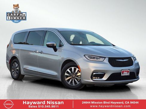 Used 2023 Chrysler Pacifica Limited FWD image 1