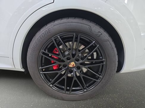 Used 2025 Porsche Cayenne GTS AWD/4WD image 32