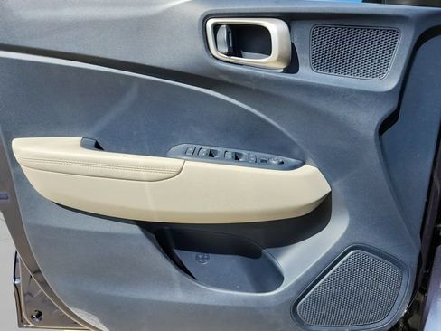 Used 2023 Hyundai Venue Limited FWD image 31