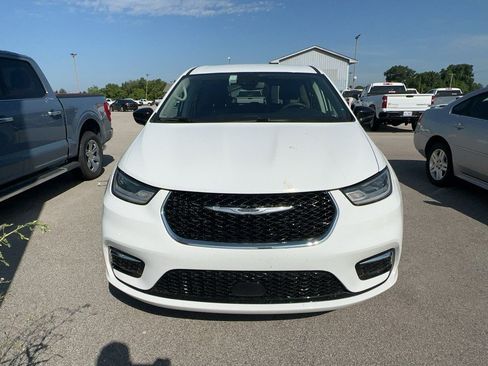 Used 2024 Chrysler Pacifica Touring-L FWD image 2