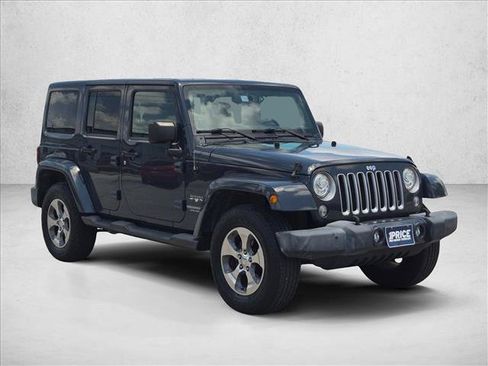 Used 2017 Jeep Wrangler Unlimited Sahara w/ Connectivity Group AWD/4WD image 3