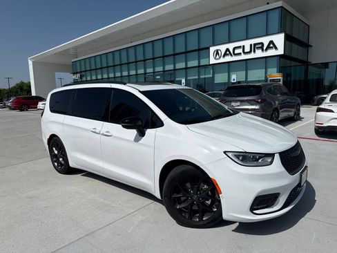 Used 2025 Chrysler Pacifica Limited FWD image 1