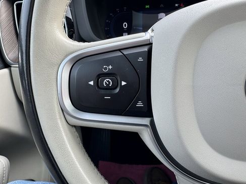 Used 2022 Volvo XC60 B5 Momentum image 8