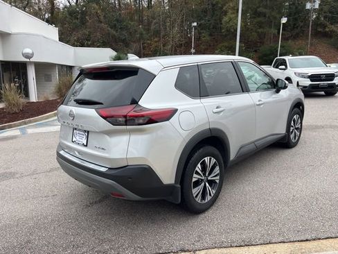 Used 2023 Nissan Rogue SV image 3