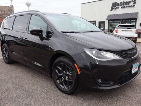 Used 2019 Chrysler Pacifica Touring-L w/ S Appearance Package FWD image 2