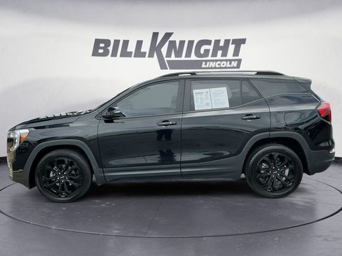Used 2022 GMC Terrain SLE w/ Driver Convenience Package FWD image 2