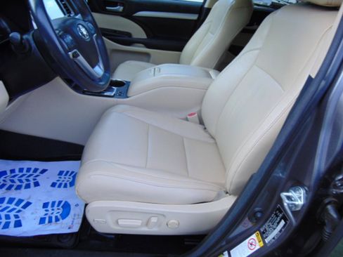 Used 2016 Toyota Highlander XLE FWD image 23
