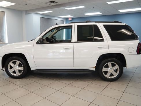 Used 2009 Chevrolet TrailBlazer LT w/ Sun And 6-Disc Cd Package AWD/4WD image 2