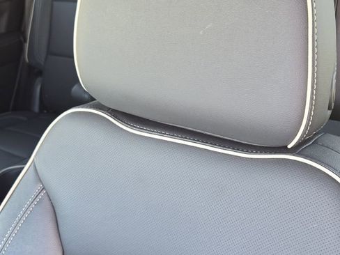 Used 2024 GMC Yukon SLT w/ SLT Luxury Package image 16