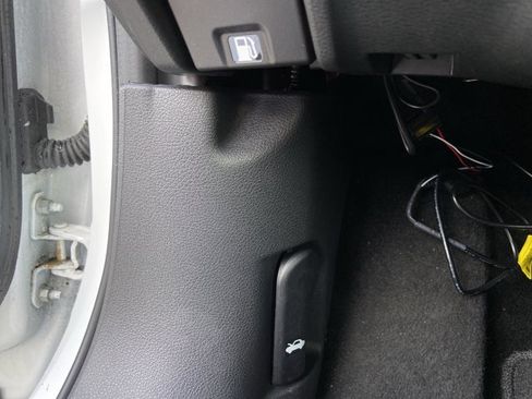 Used 2025 Nissan Sentra SV FWD image 3