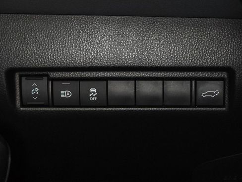 Used 2021 Toyota Venza LE AWD/4WD image 23