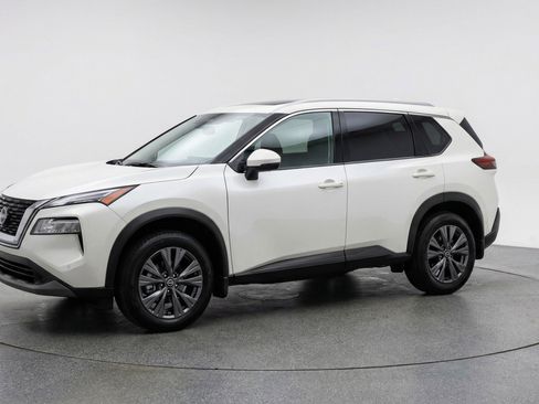 Used 2025 Nissan Rogue SV image 3