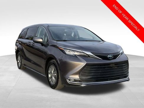 Used 2022 Toyota Sienna XLE image 1