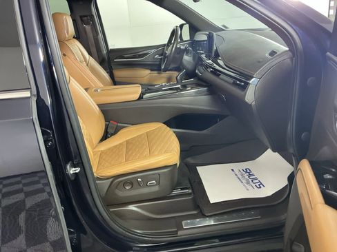 Used 2022 Cadillac Escalade Premium Luxury image 12