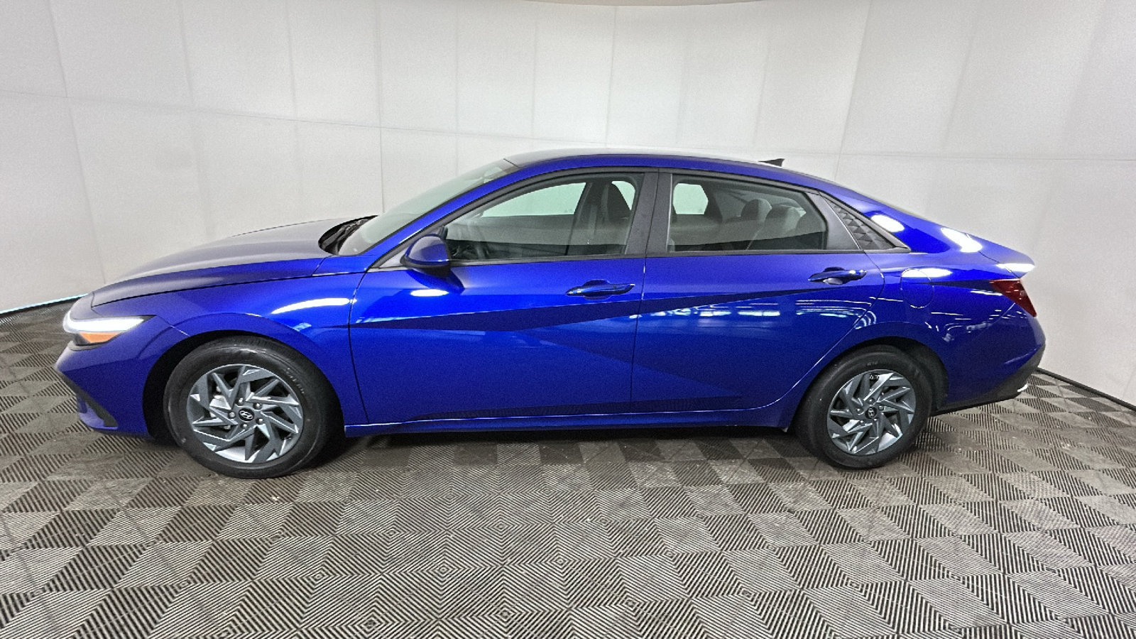 Used 2024 Hyundai Elantra SEL FWD image 7