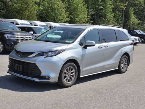 Used 2021 Toyota Sienna XLE AWD/4WD image 4