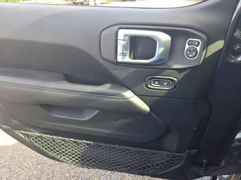 Used 2019 Jeep Wrangler Unlimited Sahara image 33