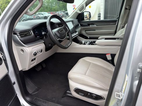Used 2023 Jeep Wagoneer L Series II AWD/4WD image 11