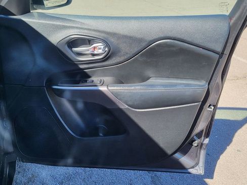 Used 2019 Jeep Cherokee Limited image 18